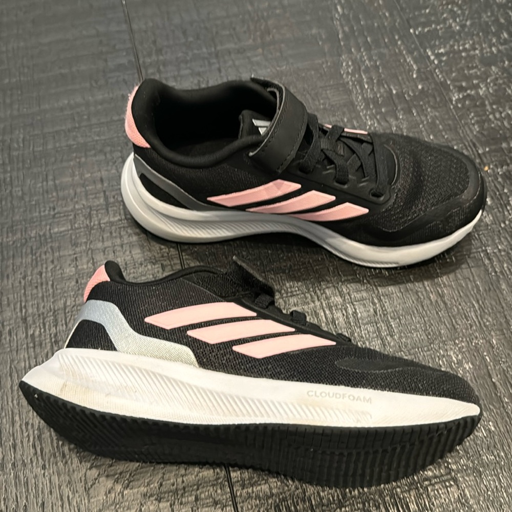 Girl’s size 13 (kids) Adidas Cloudfoam